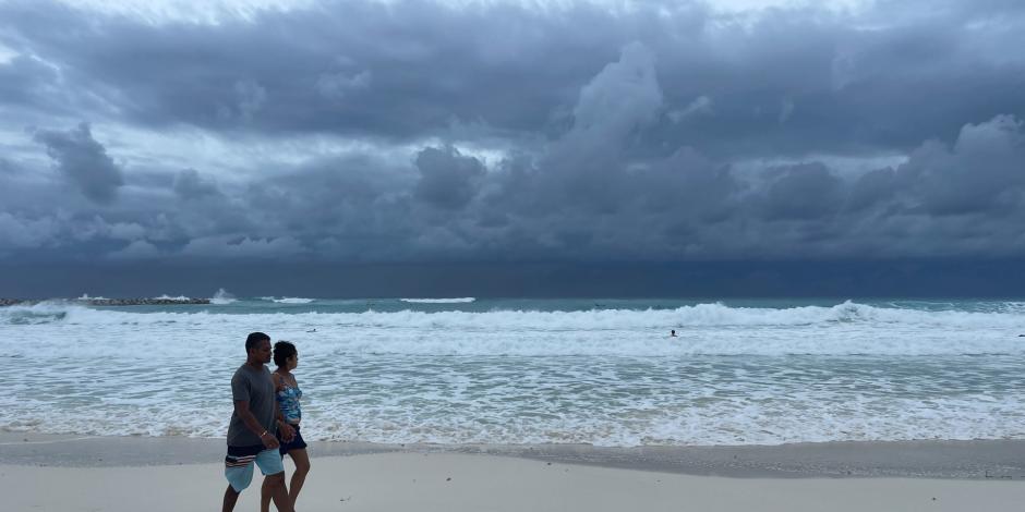Día nublado se registra en Cancún esto debido a la cercanía Lisa, una tormenta que se ha convertido en huracán categoría 1, y la cual se encuentra a 200 kilómetros al surestes de Quintana Roo..