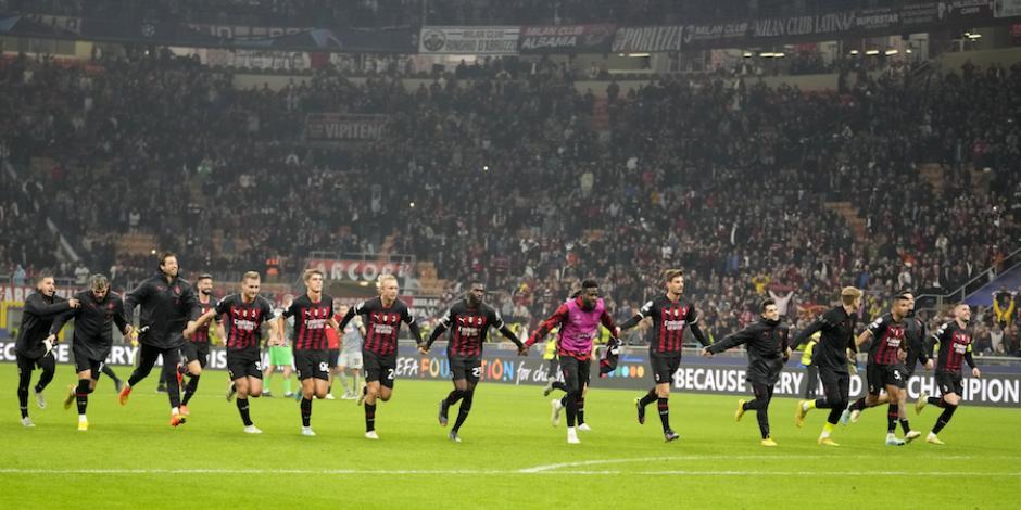 Jugadores del Milan festejan con sus aficionados, tras una victoria, en San Siro.