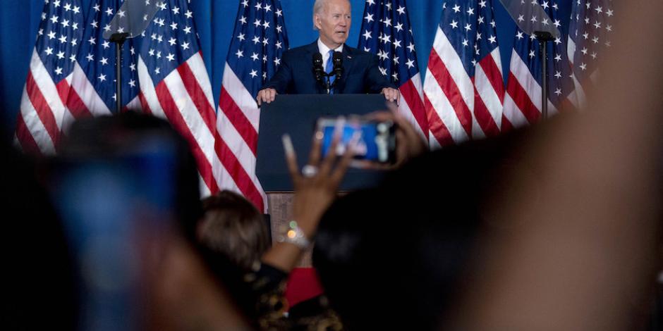 El presidente de EU, Joe Biden, ofrece un discurso a nivel nacional, ayer.