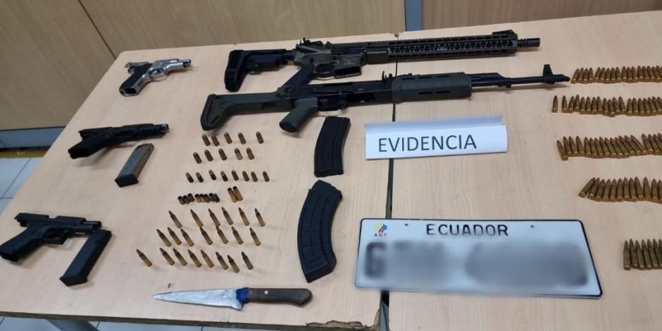 La fiscalía de ecuador presenta las armas, cargadores y municiones decomisadas, ayer.