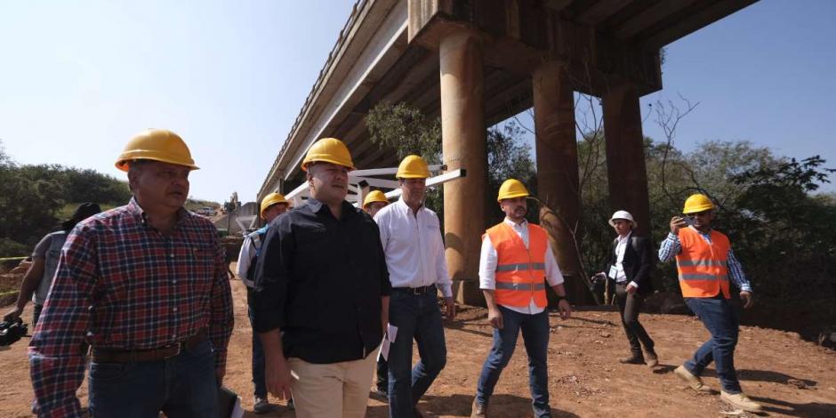 Gobernador de Jalisco, Enrique Alfaro, supervisa avances en la construcción del acueducto.