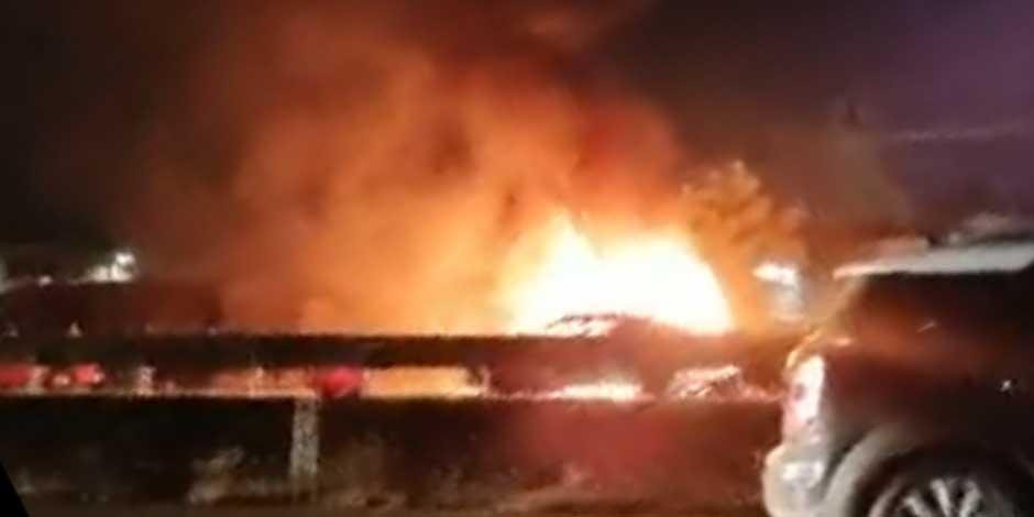 Carambola en la México-Querétaro; reportan autos en llamas