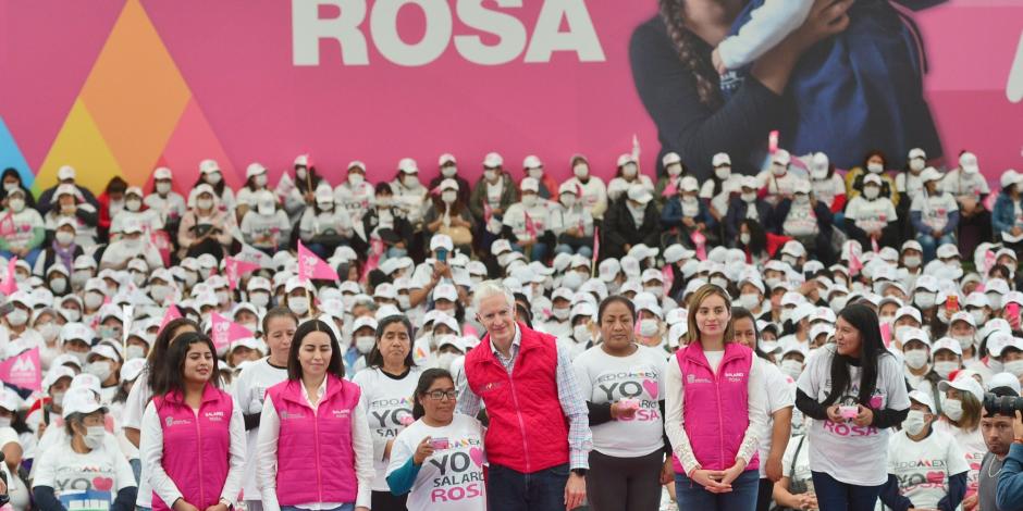 El gobernador Alfredo Del Mazo, ayer, con beneficiarias del programa Salario Rosa, en Tultitlán.