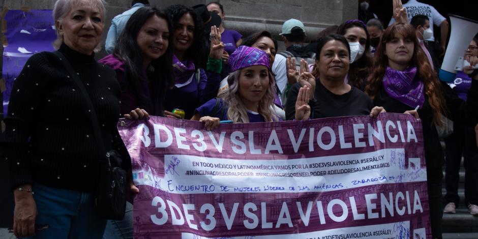 El pasado 22 de agosto, integrantes del colectivo Brujas Zapateras se plantaron afuera de la SCJN para promover la “Ley Sabina”, contra deudores alimentarios.