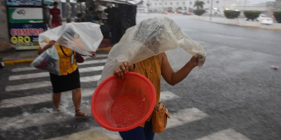 ”Lisa” provoca fuertes lluvias al estar frente a Veracruz.