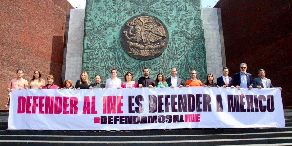 Diputados de MC desplegaron ayer frente a San Lázaro una manta con la leyenda: “Defender al INE es defender a México”.