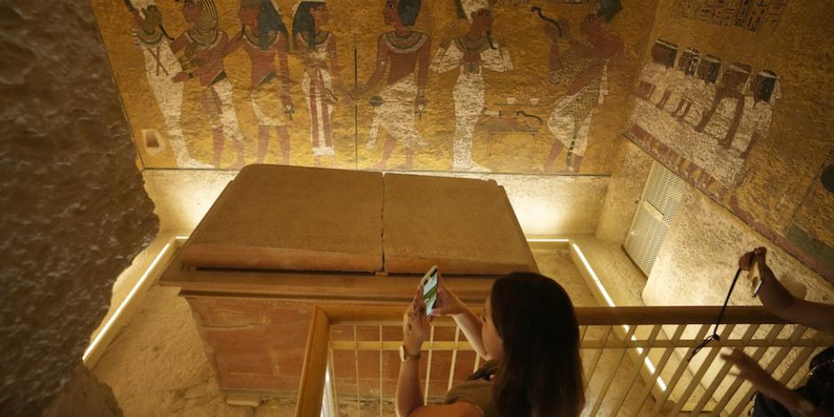 Egipto celebra el hallazgo de la tumba del faraón por el arqueólogo británico Howard Carter y su equipo.