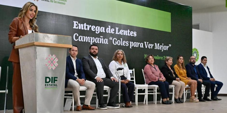 Ruth González, presidenta honoraria del DIF en SLP, entregó lentes gratuitos a niñas, niños y adolescentes de Soledad de Graciano Sánchez.