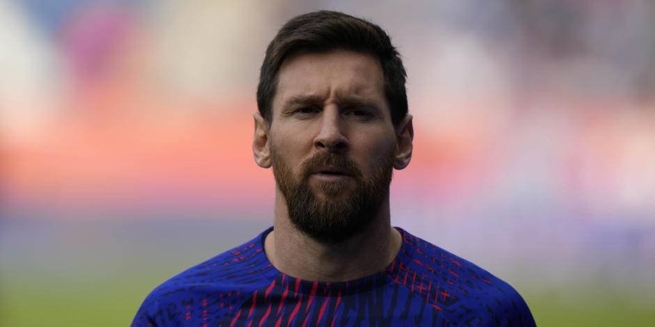 Lionel Messi calienta previo a jugar un partido de liga con el PSG.