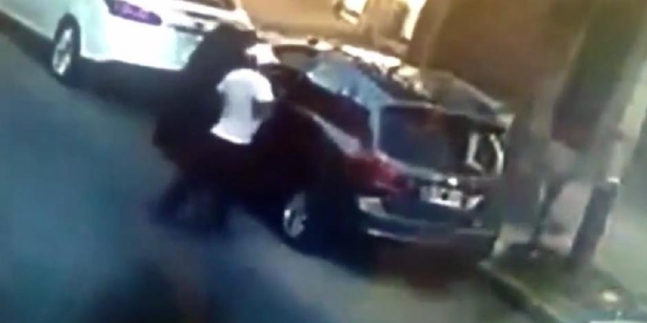 Un sujeto le disparó a un joven que intentó robarle su coche.