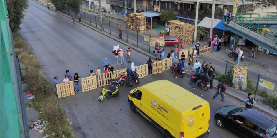 Manifestantes bloquean vialidad en Tultitlán por desaparición de dos menores