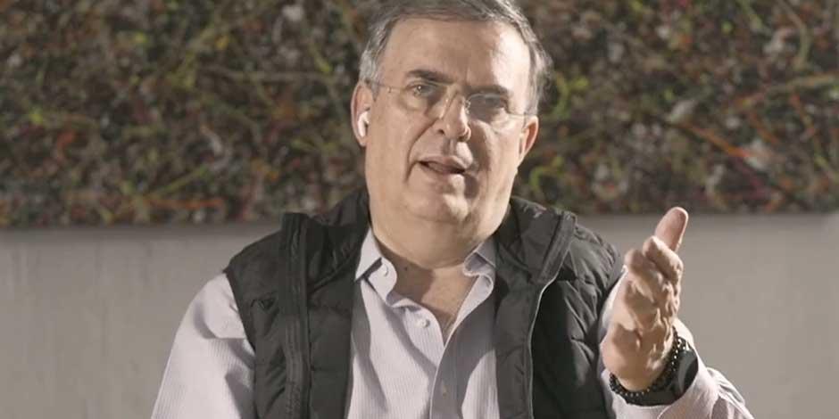 El secretario de Relaciones Exteriores, Marcelo Ebrard, durante la transmisión en Facebook de "DiChelo"