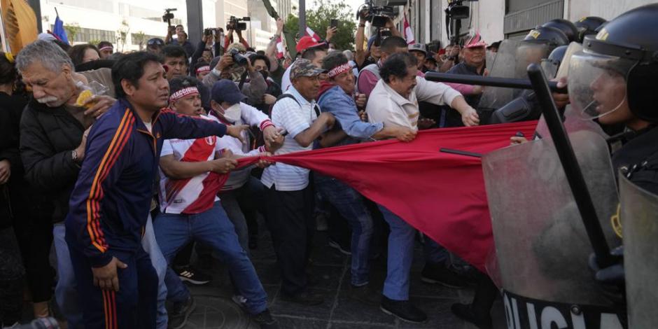 Manifestantes peruanos se enfrentan a cuerpos de seguridad.