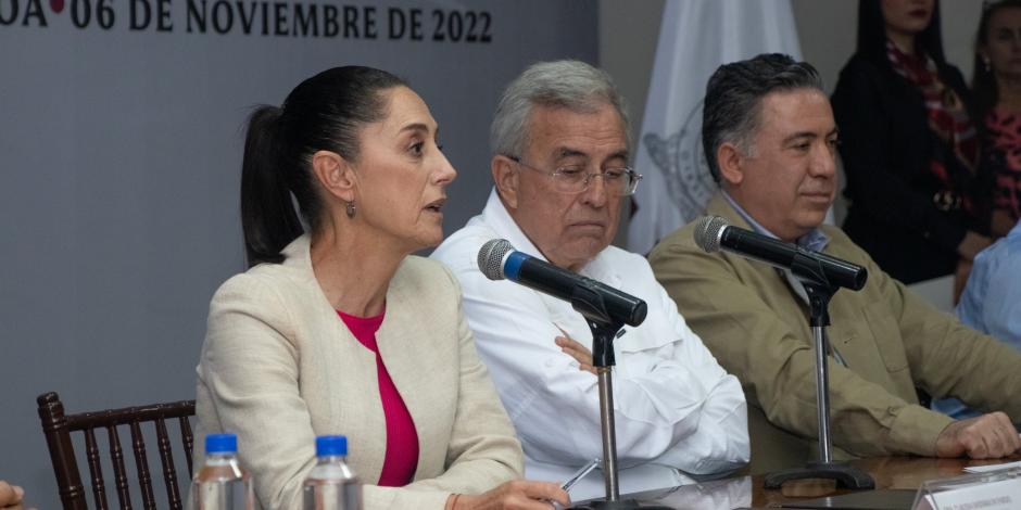 La mandataria y el gobernador de Sinaloa (a su izquierda) durante la firma de un convenio, ayer.