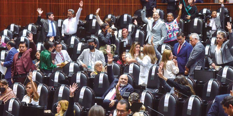Diputados de Morena, durante la votación referente al monto de los presupuestos incluidos en el PEF 2023, el 28 de septiembre.