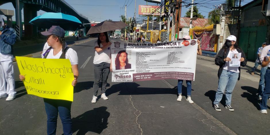 Realizan bloqueo en Vía Morelos, Ecatepec, por la desaparición de la maestra Mónica Citlalli Díaz Reséndiz.