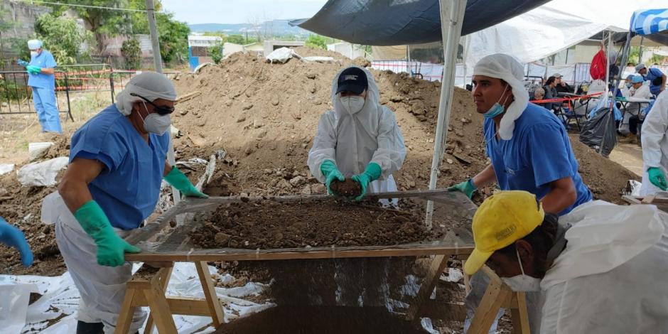 Colectivos de Búsqueda de Morelos con apoyo de peritos de la Fiscalía General del Estado continúan con las excavaciones en las fosas clandestinas del panteón Pedro Amaro de Jojutla