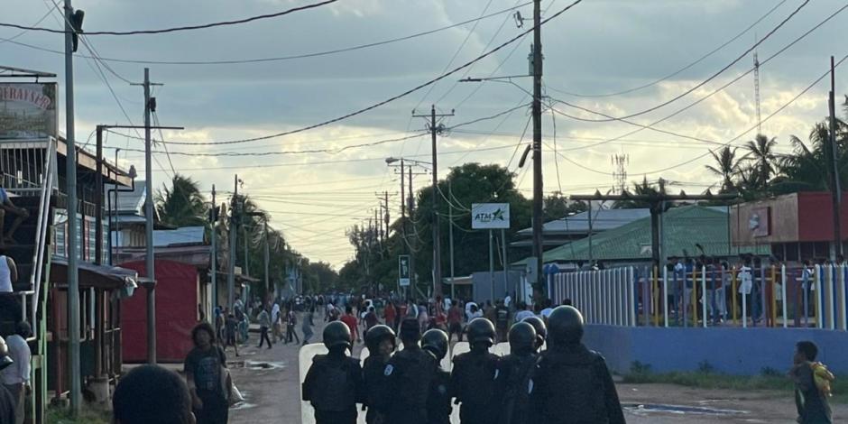 Oficiales sandinistas bloquean el paso hacia un centro de votación durante el recuento, ayer.