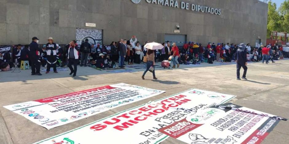 Hasta con casa de campaña, manifestantes comienzan a llegar a San Lázaro