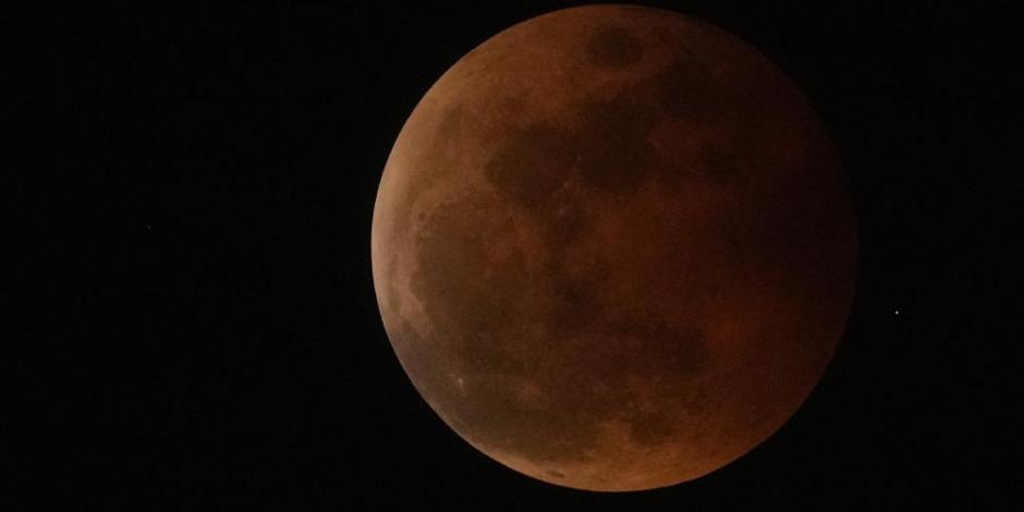 El eclipse lunar visto desde Manila, Filipinas.