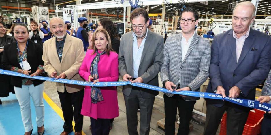Lorena Cuéllar inaugura nueva línea de producción de la empresa Taurus.