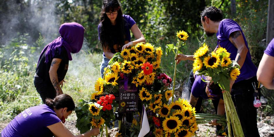 Feministas y amigas de Ariadna Fernanda López colocan girasoles en el sitio donde fue encontrado su cadáver, en la carretera México-Cuernavaca, en Tepoztlán, estado de Morelos