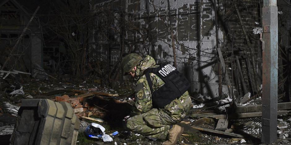 Un soldado ucraniano investiga un nuevo bombardeo en Ucrania, ayer.