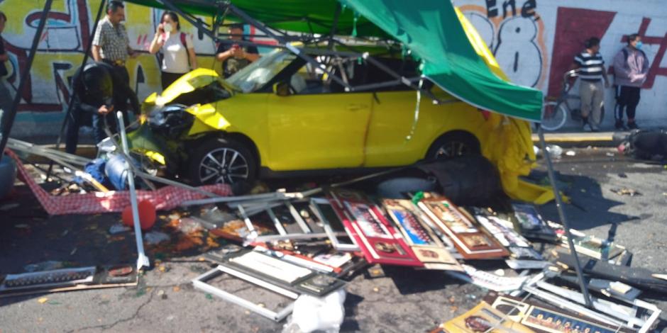 Muere un menor de edad luego de que un automovilista arrollara puestos en Ecatepec.
