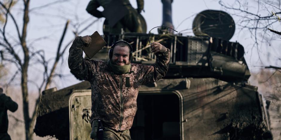 Soldado ucraniano celebra los avances del ejército local en Donbás, ayer.
