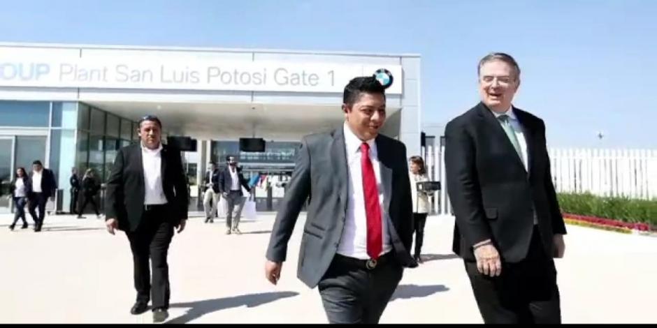 Ricardo Gallardo y Marcelo Ebrard realizan recorrido en planta BMW.