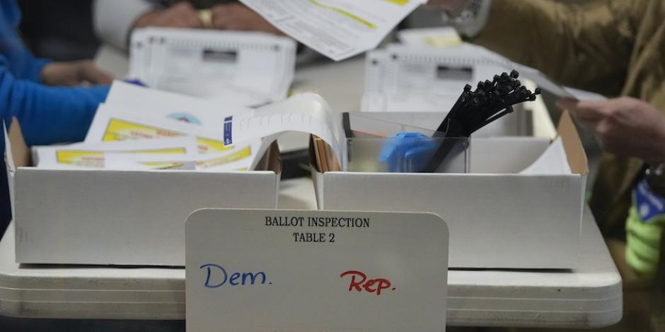Integrantes de la Junta Electoral en Nevada contabilizan los votos por distrito, ayer.
