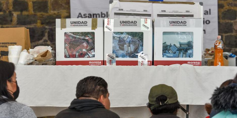 Conteo de votos durante el proceso interno de Morena en Toluca, el 1 de agosto.
