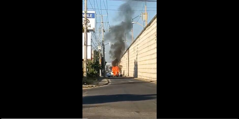 La quema de autos fue reportada también en redes sociales.