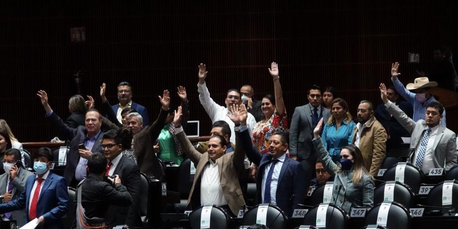 La bancada de Morena celebra la aprobación en lo general de la Ley de Egresos para el presupuesto 2023 durante la sesión ordinaria de la Cámara de Diputados.