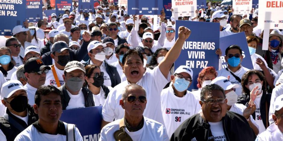 Más de tres mil integrantes de Cooperativa La Cruz Azul protestan por la liberación de su planta en Hidalgo.