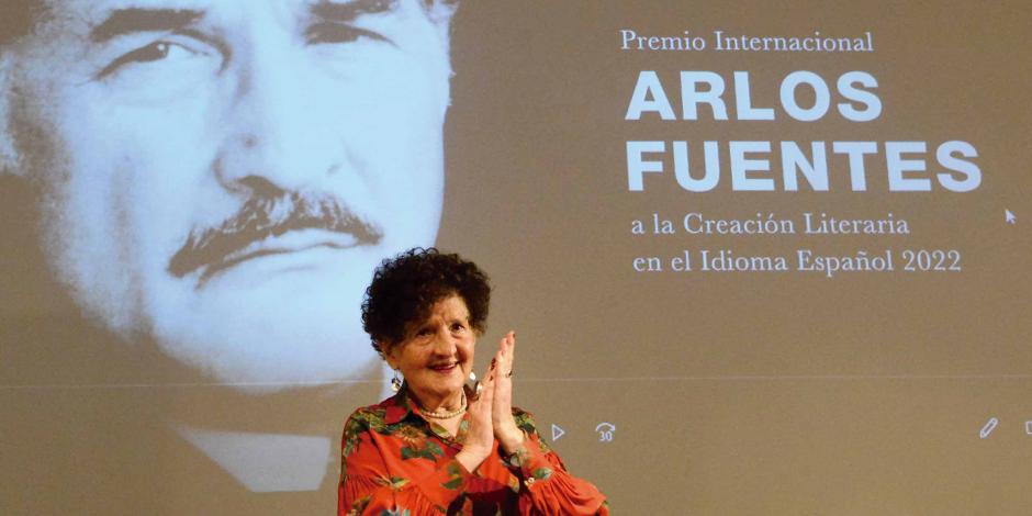Margo Glantz recibe el Premio Carlos Fuentes en Bellas Artes.