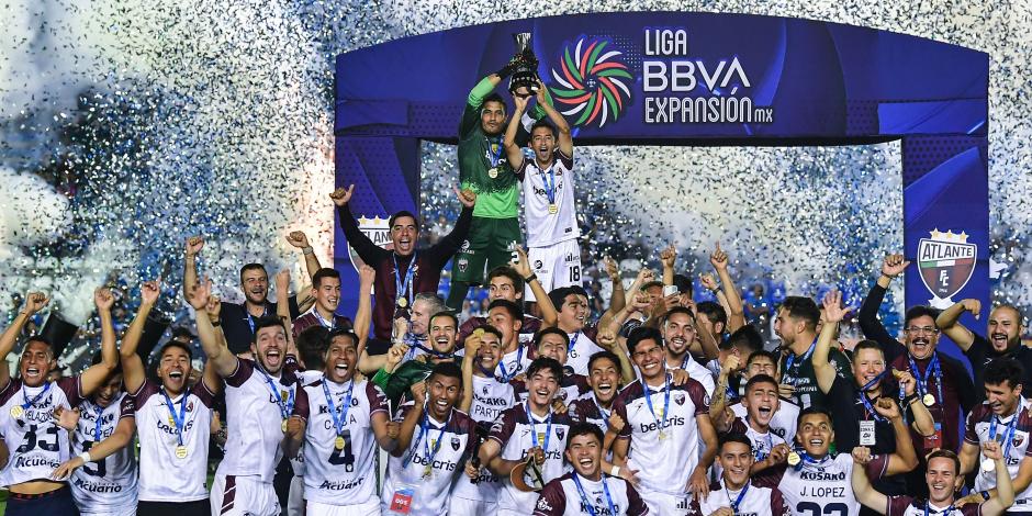 Futbolistas del Atlante festejan con el título de la Liga de Expansión.