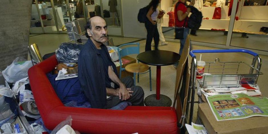 Merhan Karimi Nasseri se sienta entre sus pertenencias en la Terminal 1 del aeropuerto Roissy Charles De Gaulle, al norte de París, el 11 de agosto de 2004