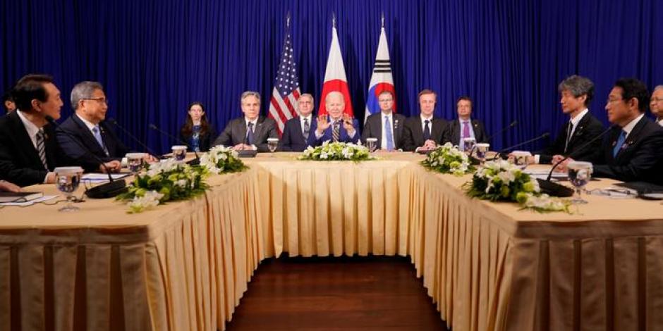 El presidente de Estados Unidos, Joe Biden; el primer ministro japonés, Fumio Kishida; y el presidente surcoreano, Yoon Suk-yeol; se alían contra el gobierno Norcoreano de Pyongyang