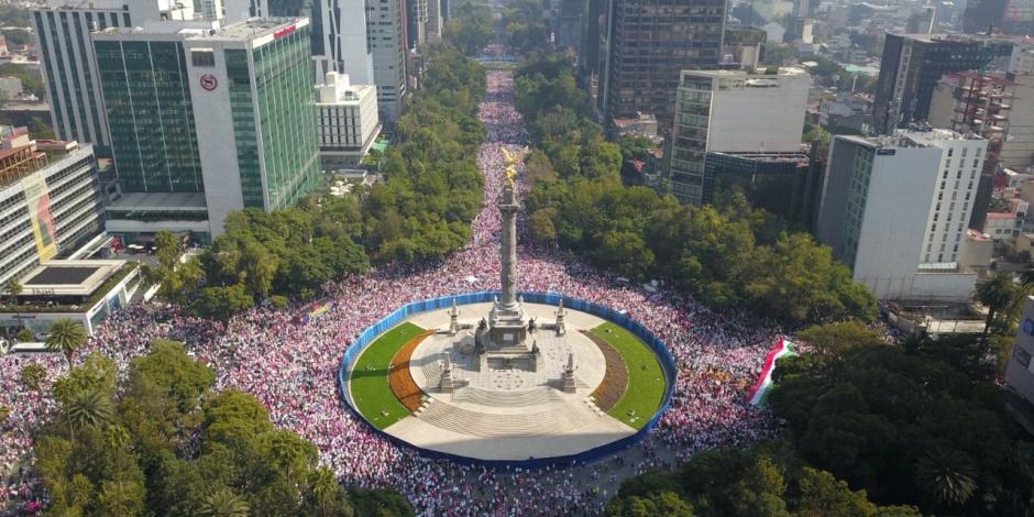 Manifestantes en favor del INE se reunieron este domingo en el Ángel de la Independencia.
