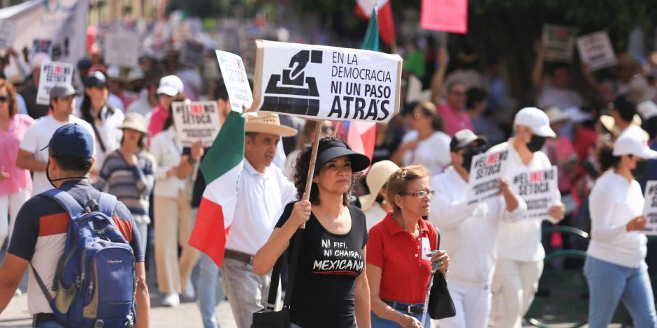 En la imagen, decenas de personas marcharon el 13 de noviembre en León, Guanajuato, en defensa del INE.