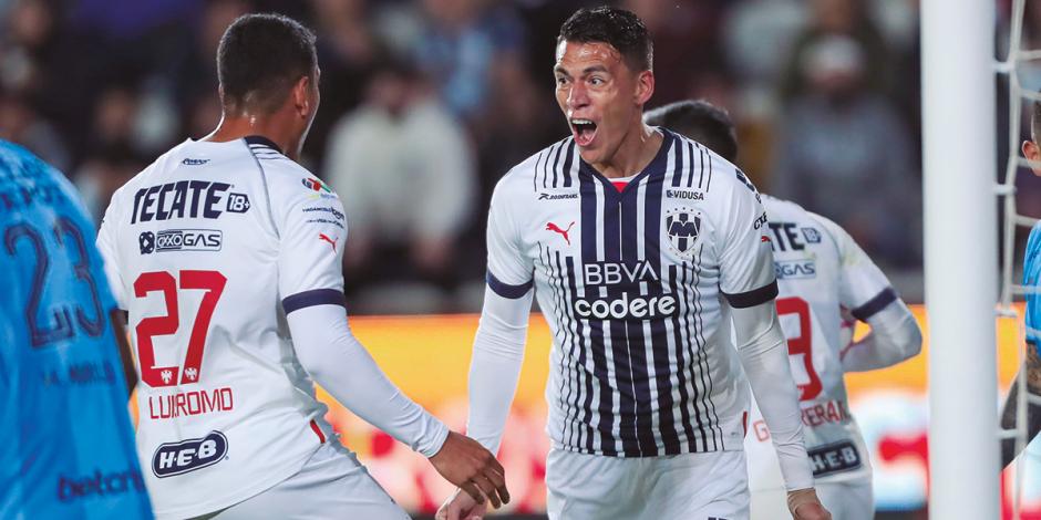 Héctor Moreno festeja con Luis Romo un gol en la semifinal entre Monterrey y Pachuca, el mes pasado.