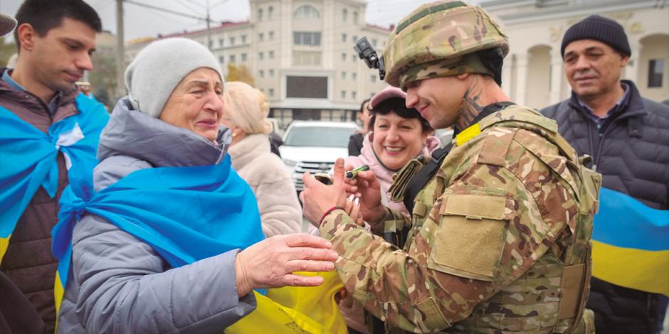 Civiles festejan junto a soldados ucranianos la liberación de Jerson, ayer.