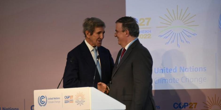 El canciller Marcelo Ebrard da la mano a John Kerry, enviado Presidencial Especial de Estados Unidos