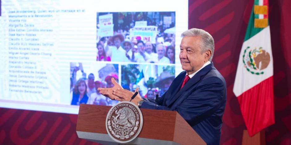 El Presidente Andrés Manuel López Obrador exhibe a los políticos que acudieron a la Marcha del INE