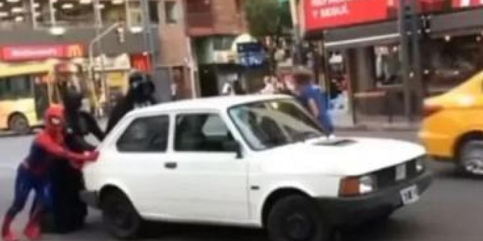 Batman, Spiderman y Darth Vader empujan auto descompuesto en Córdoba, Argentina; momento se hace viral