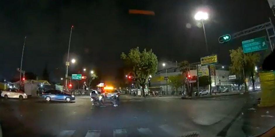 Patrulla se pasa alto y provoca choque con motociclista; se da a la fuga (VIDEO).