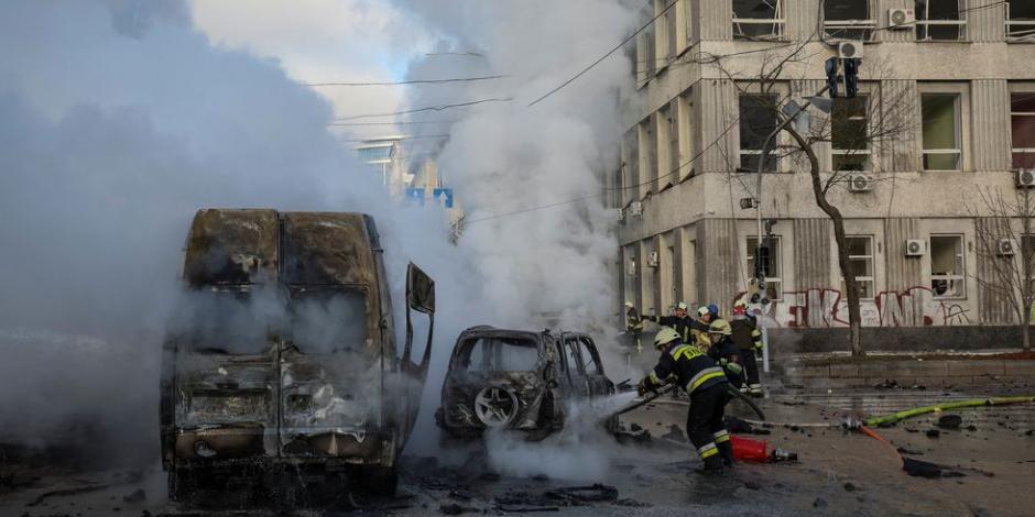 Bomberos ucranianos atienden los daños del ataque dirigido a Kiev.
