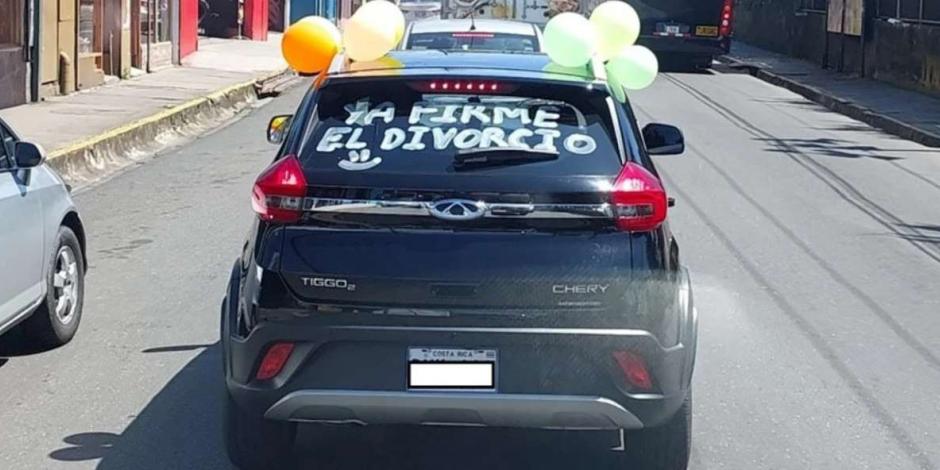 El divorciado, en su automóvil decorado, acudió a la Basílica de Nuestra Señora de los Ángeles.