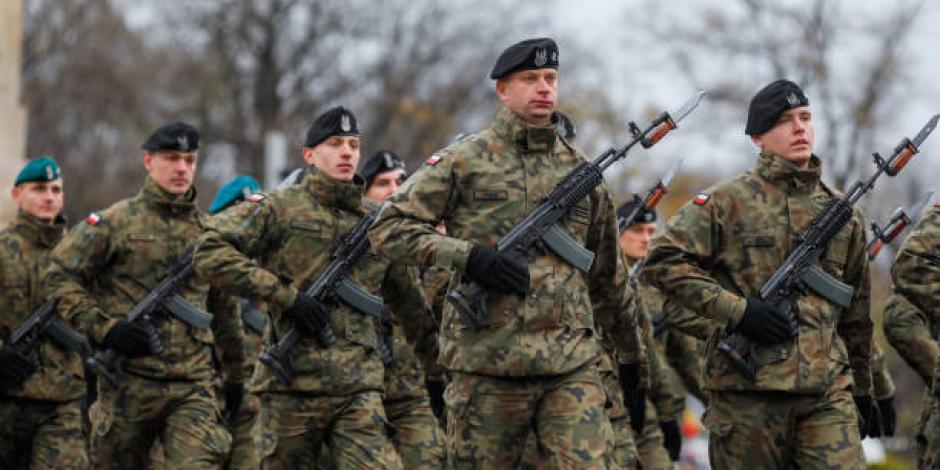 Soldados polacos con rifles de asalto Beryl participan en el desfile militar del Día Nacional Rumano